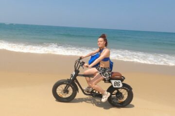 Une jeune femme lors roule sur la plage lors d'une journée jusqu'à la dune du Pilat.