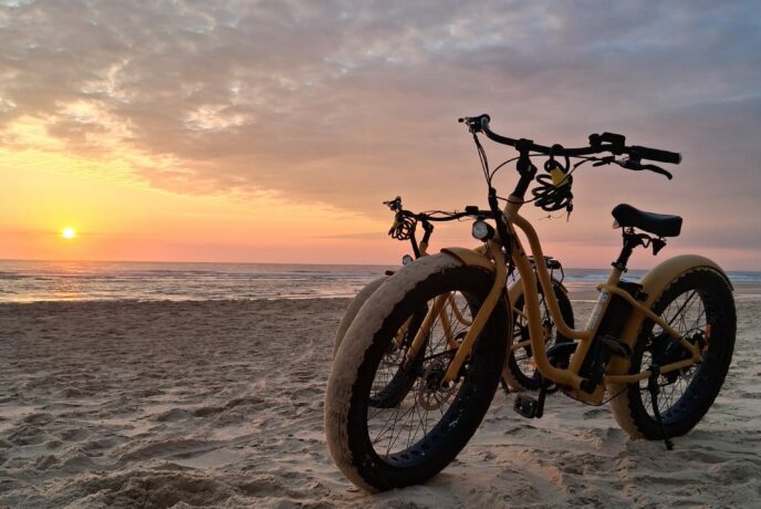 Pause pour profiter du coucher de soleil sur l'Atlantique à Biscarosse.