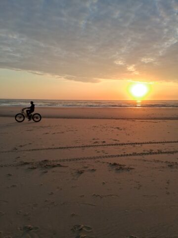 Coucher de soleil lors d'une balade en Fat Bike sur la plage des Viviers à Biscarrosse.