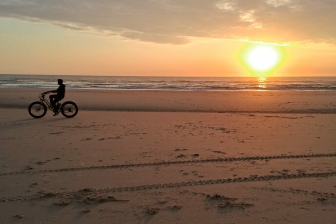 Coucher de soleil lors d'une balade en Fat Bike sur la plage des Viviers à Biscarrosse.