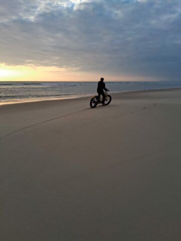 Promenade à Fat Bike sur la plage de Biscarrosse.