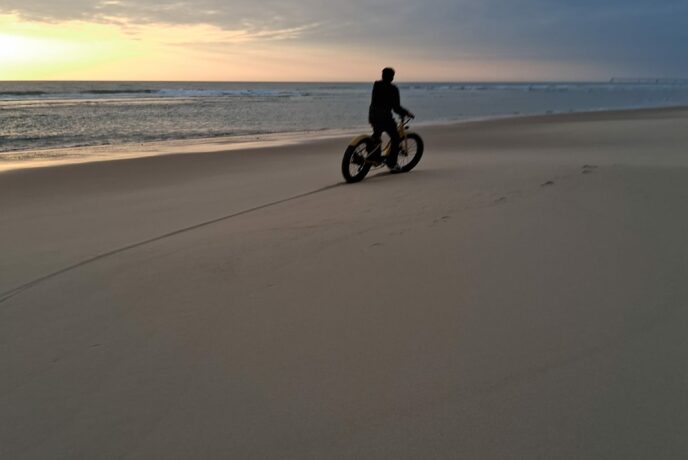 Promenade à Fat Bike sur la plage de Biscarrosse.