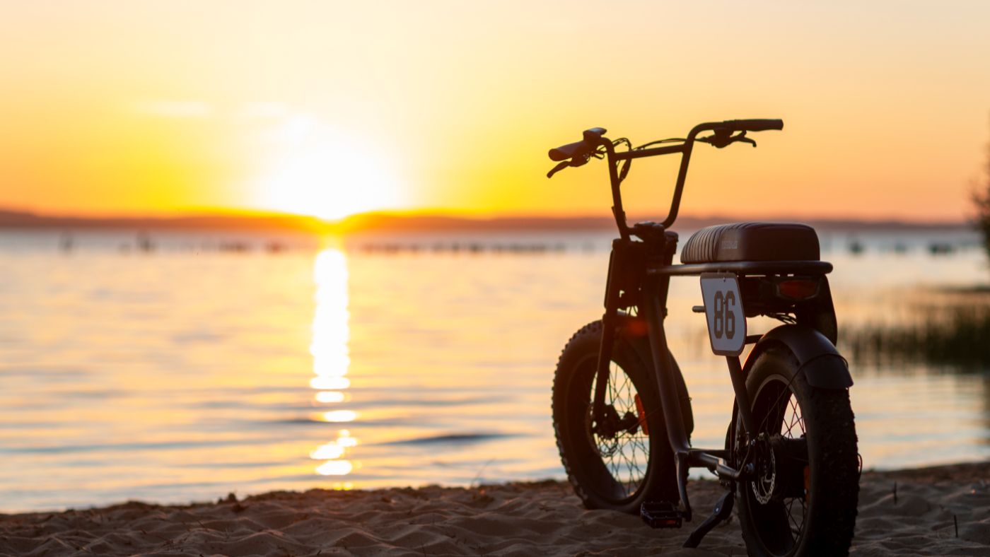 Un fat bike sur une plage de Biscarrosse lors du coucher de soleil.