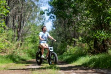Un cycliste sur un fat bike électrique de location dans la forêt de Biscarrosse.