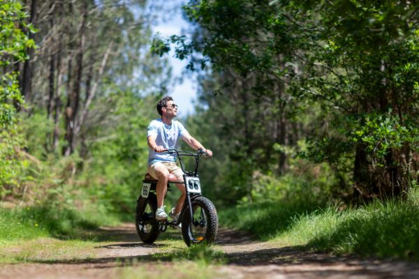 Un cycliste sur un fat bike électrique de location dans la forêt de Biscarrosse.
