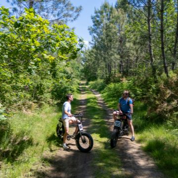 Deux personnes discutent lirs d'une balade en fat bike sur les sentiers de la forêt de Biscarrosse.