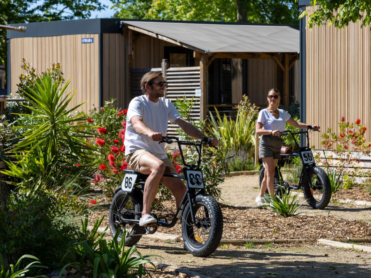 Un couple sur leur Fat Bije de location au Camping La Rive à Biscarrosse.